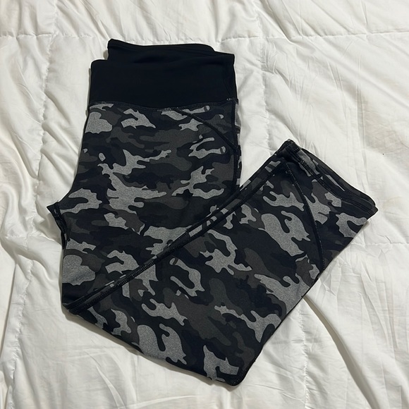 Fabletics Pants - Fabletics - Women’s crop leggings